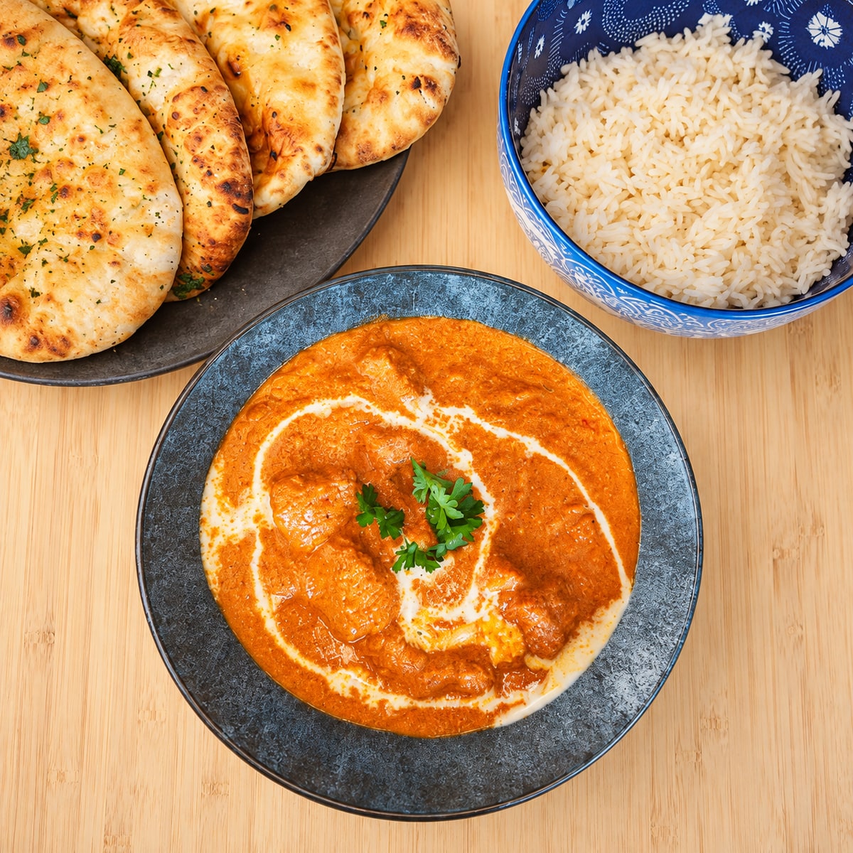 Assiette de butter chicken, riz et naans